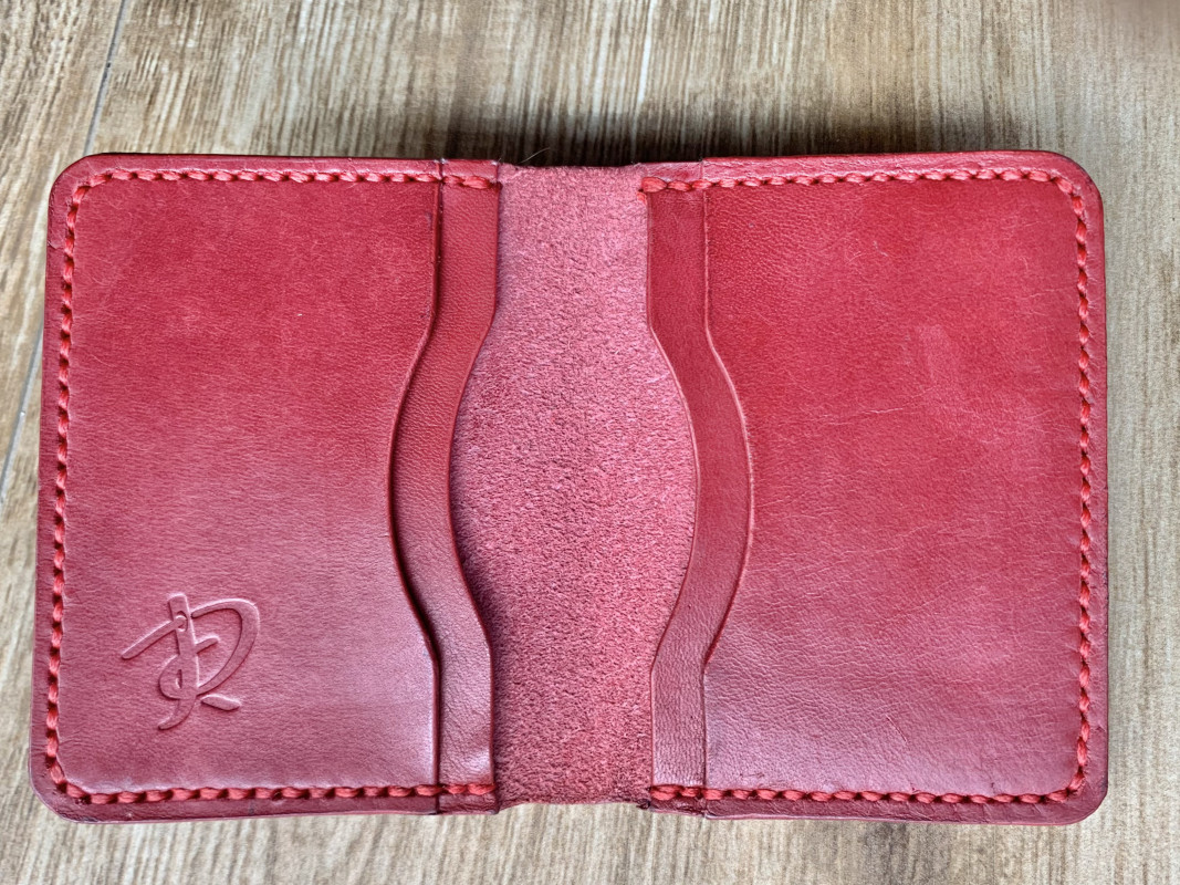 Czerwony portfel ze skóry na karty ręcznie uszyty._photo1