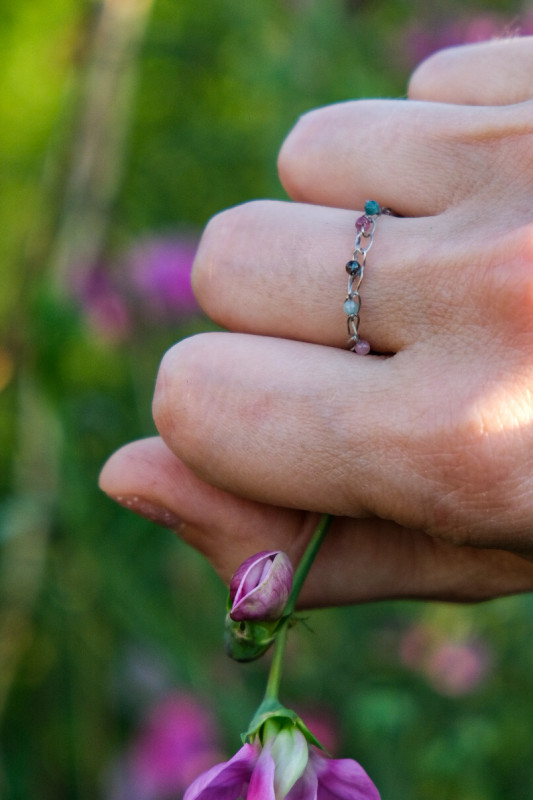 Delikatny pierścionek z kamykami dla kobiety_photo1