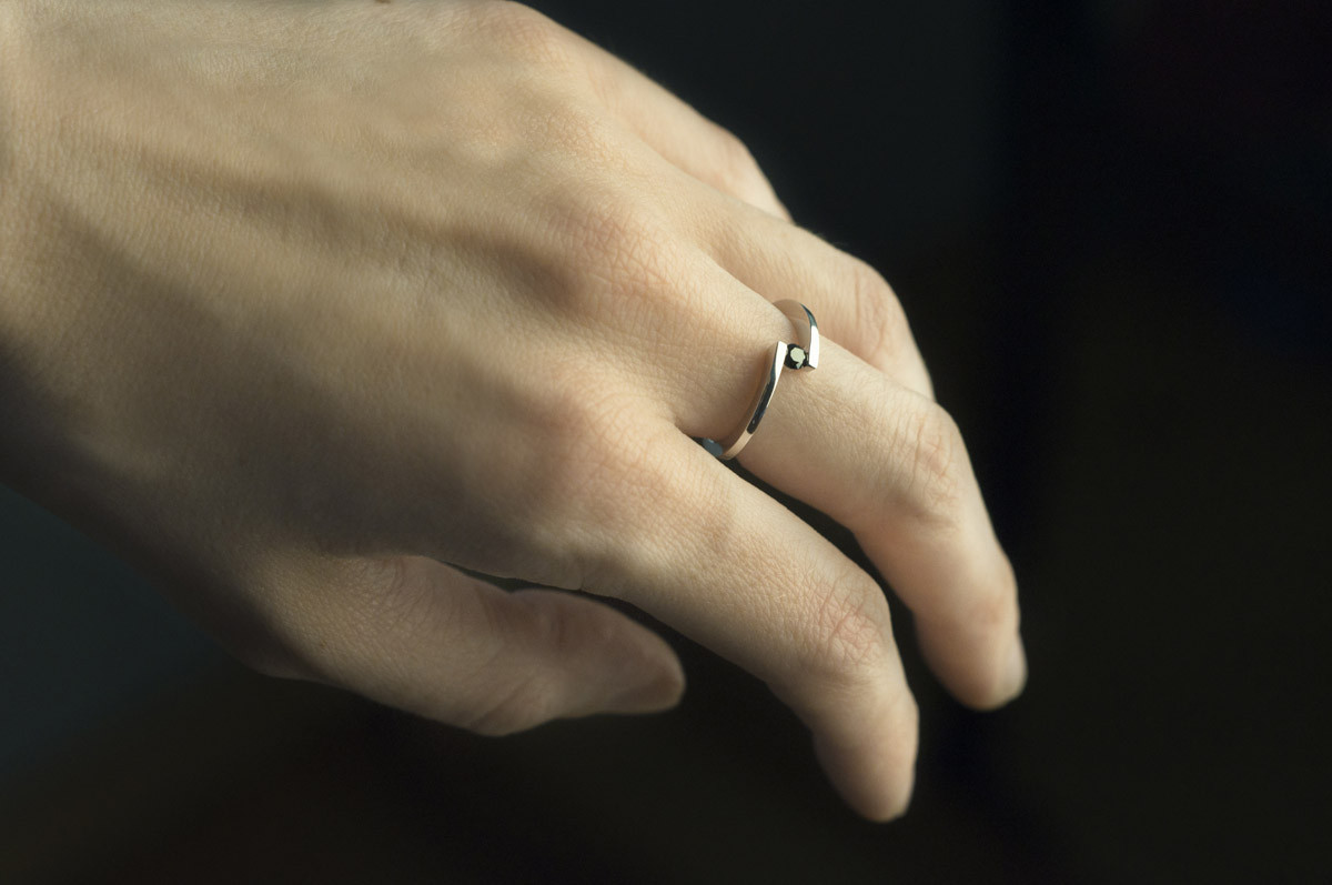 Delikatny pierścionek ze złota z czarnym diamentem_photo1