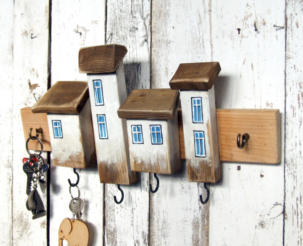 Drewniany wieszaczek na klucze z białymi domkami_photo1