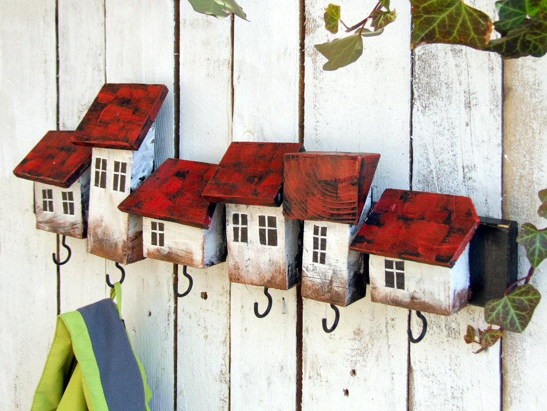 Drewniany wieszak - domki z czerwonymi dachami_photo1