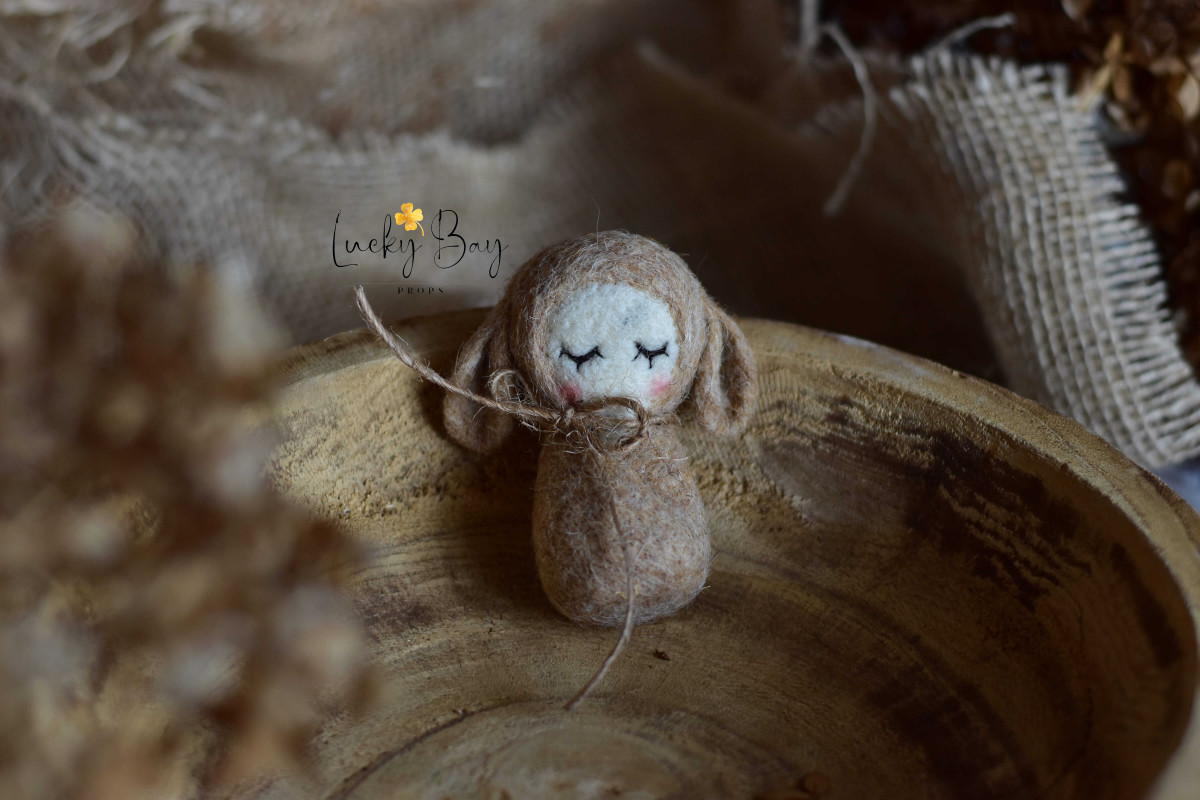 Filcowany mini króliczek beżowy brąz | LuckyBay Props_photo1