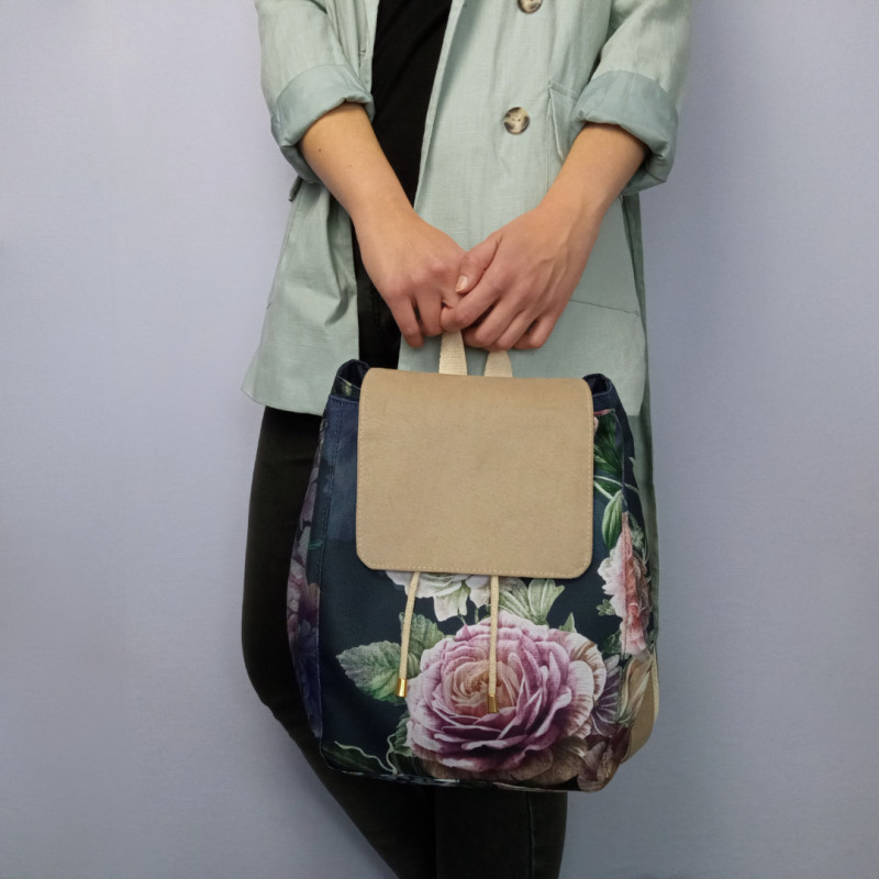 Granatowy plecak w róże z welurową klapką L_photo1