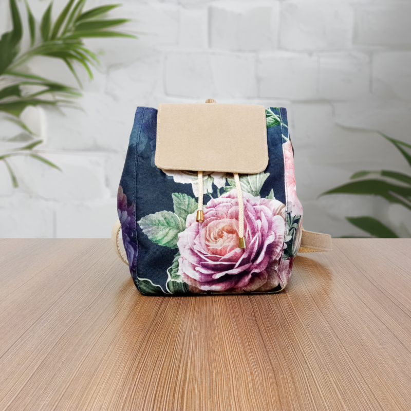 Granatowy plecak w róże z welurową klapką M_photo1