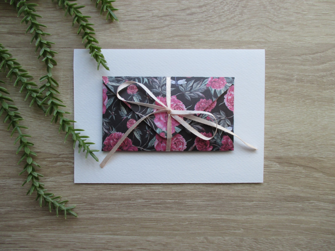 Karta z kopertą różowe peonie na czarnym tle_photo1