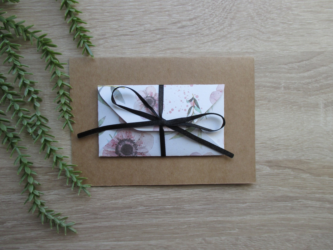 Karta z kopertą w różowe anemony na białym tle_photo1