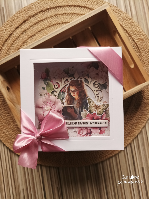 Kartka urodzinowa, różowa, dziewczyna z książką_photo1