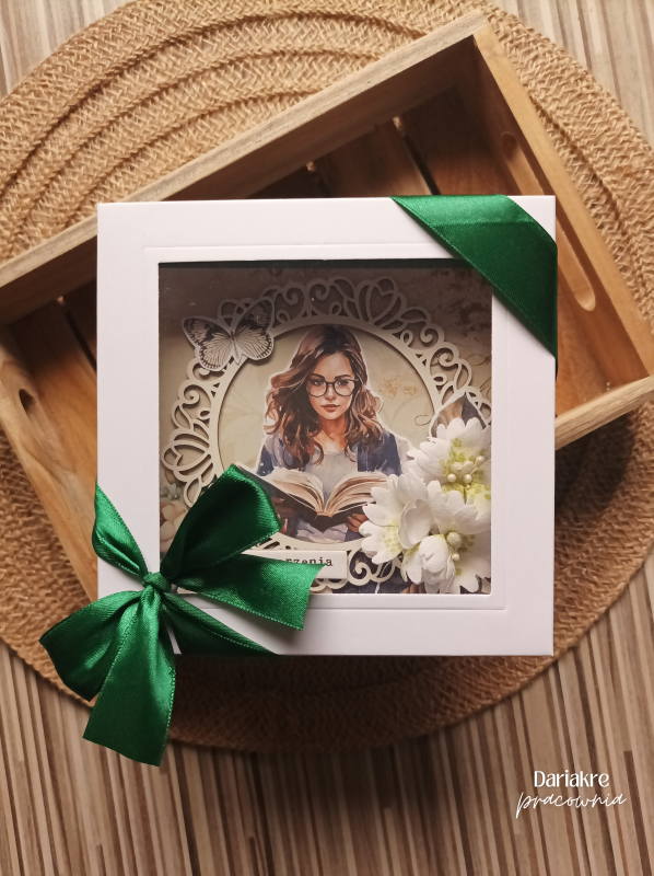 Kartka urodzinowa, zielona, dziewczyna z książką_photo1