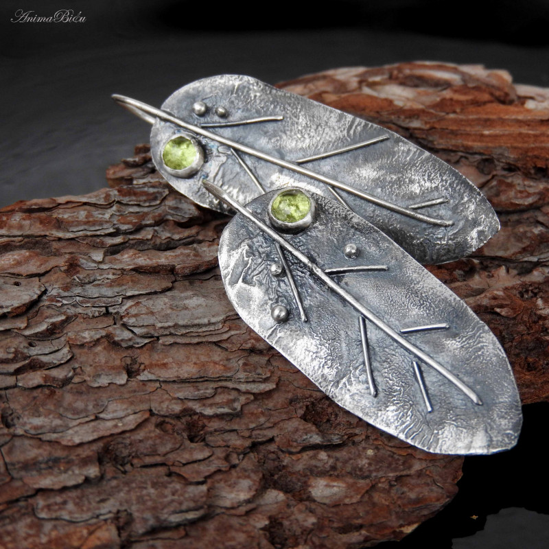 Kolczyki srebrne z oliwinem liście wiszące_photo1