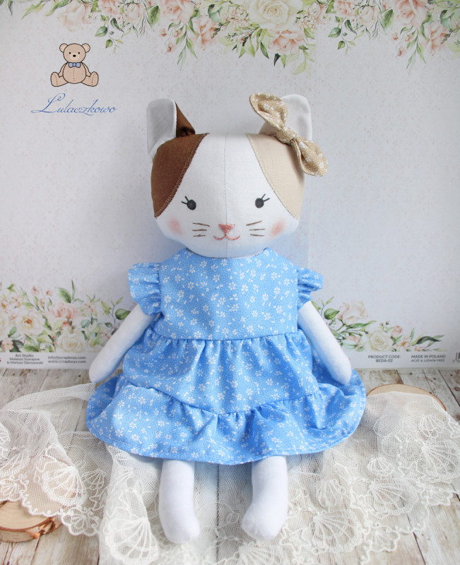 Kotek Tilda biały w niebieskiej sukieneczce GOTOWY_photo1