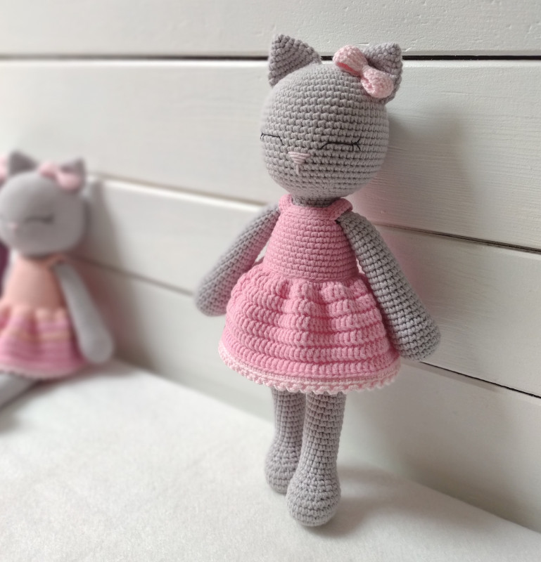 Kotka w różowej sukience, szydełkowa maskotka_photo1