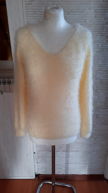 Kremowy sweter z modnym włoskiem_photo1