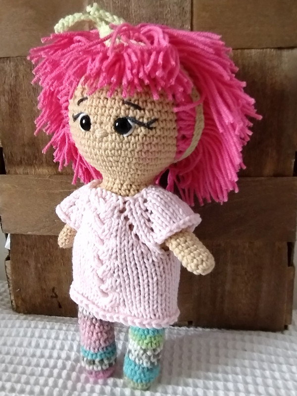 lalka z różowymi włosami._photo1