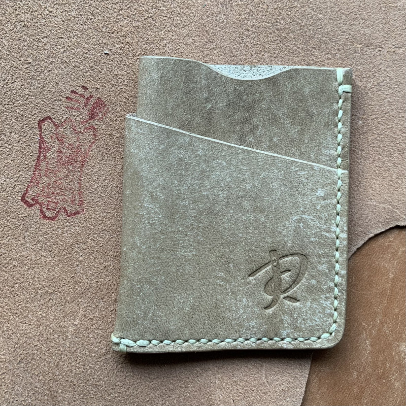 Minimalistyczny beżowy portfel na karty ze skóry._photo1