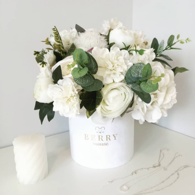 Mix kwiatów w białym maxi boxie_photo1