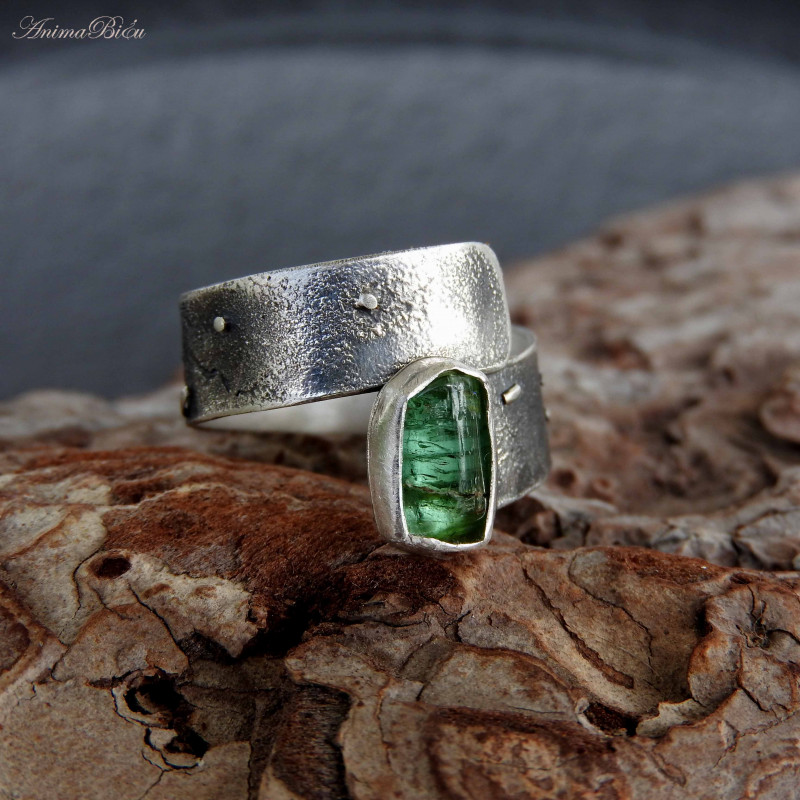 Pierścionek srebrny z surowym zielonym turmalinem_photo1