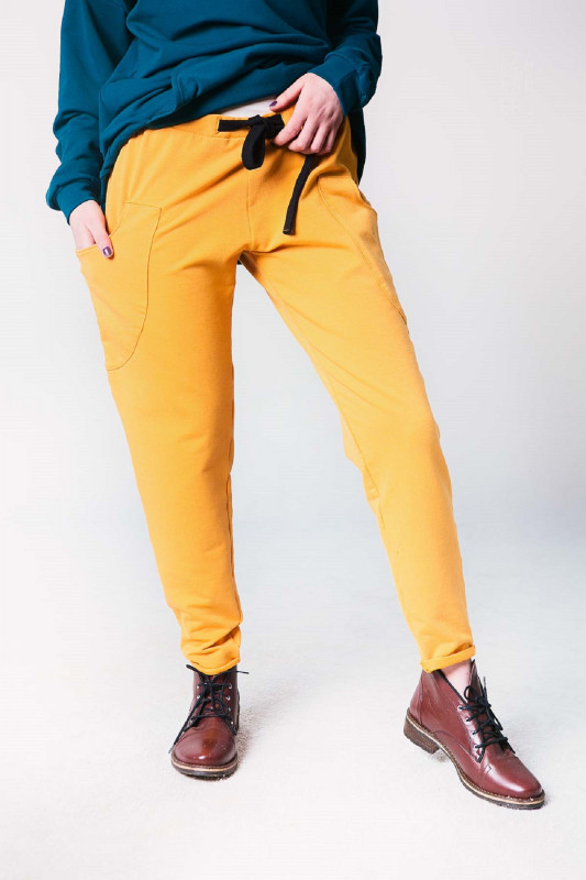 Spodnie damskie dresowe w kolorze musztardowym_photo1
