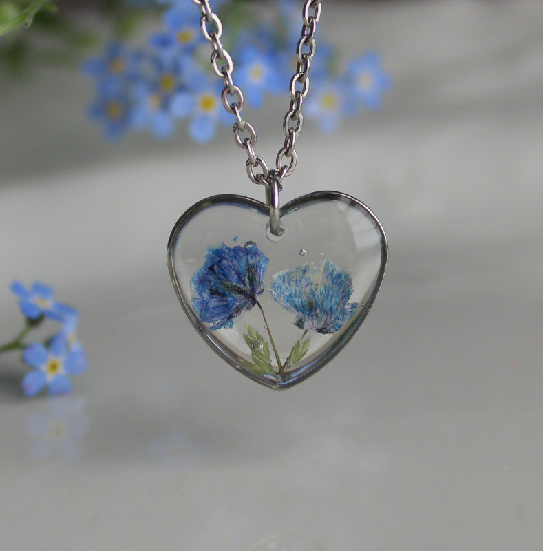 Srebrne serce z niebieską gipsówką kwiatami_photo1