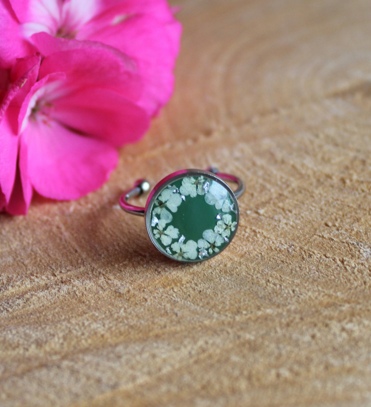 Srebrny pierścionek z zielonym oczkiem kwiaty_photo1