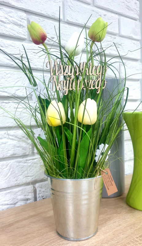 Stroik, tulipany piankowe w trawie, ozdoba stołu_photo1