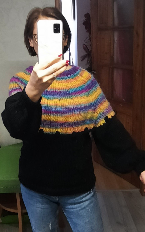 Sweter z kolorowym karczkiem_photo1