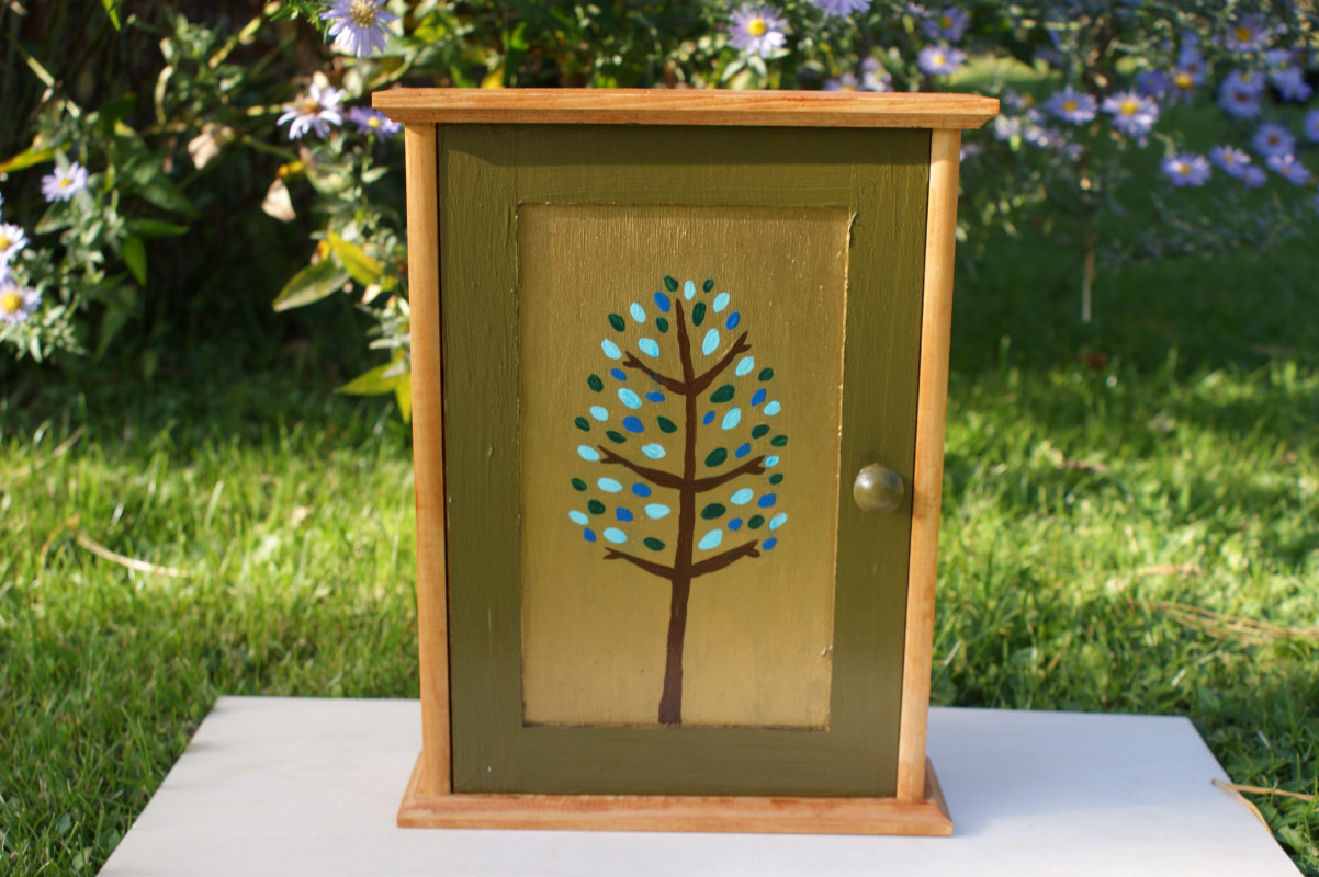 szafka na klucze z malowanym drzewkiem_photo1