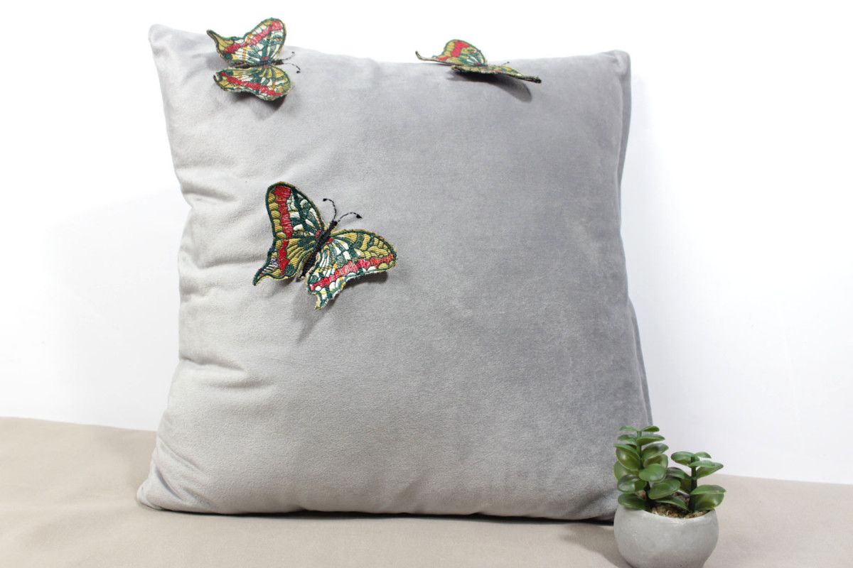 Szara poszewka na poduszkę z kolorowymi motylami_photo1