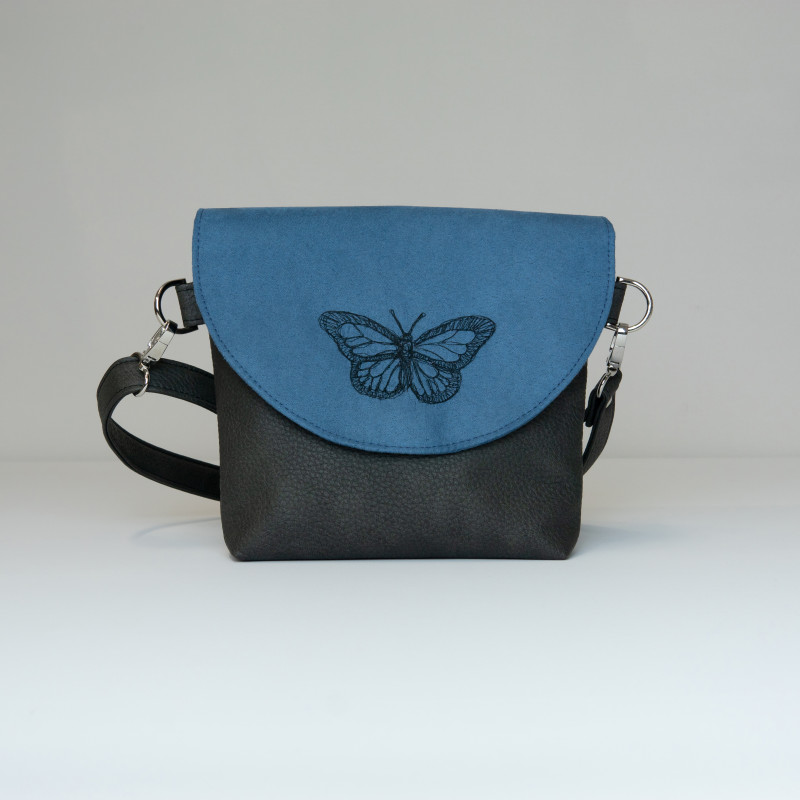 Szara torebka z niebieską klapką i haftem z wolnej ręki - motyl_photo1