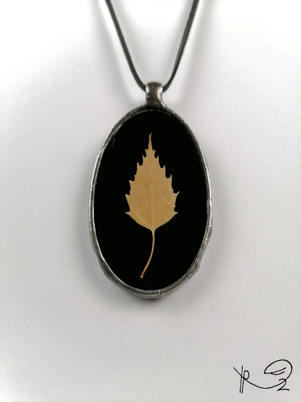 Szklany medalion elipsa z liściem brzozy (czarny)_photo1
