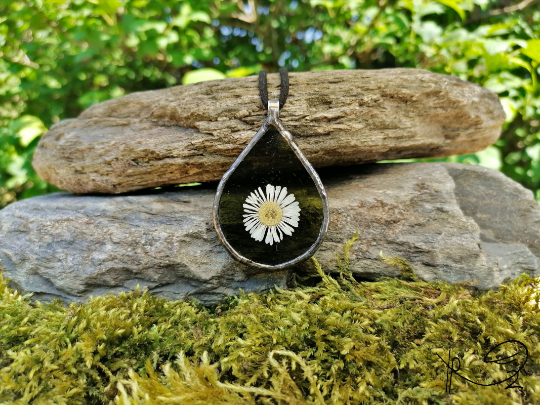 Szklany medalion z kwiatem stokrotki (zielony)_photo1