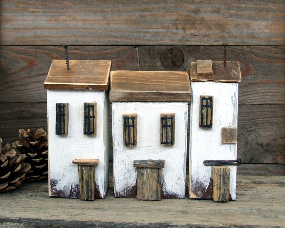 Trzy białe domki dekoracyjne z drewna_photo1