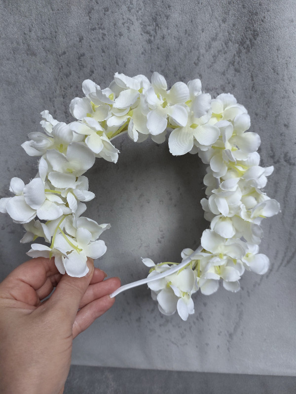 Wianek na opasce z białych kwiatków_photo1