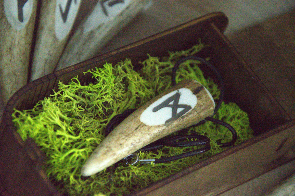 Wisiorek runiczny, Mannaz  – znak runiczny poroża jelenia_photo1