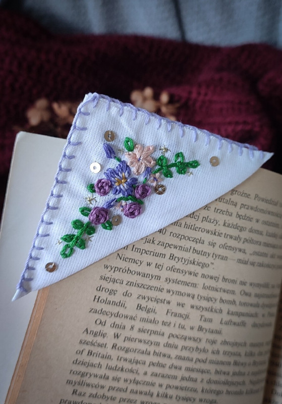 Zakładka do książki w haftowane kwiaty liliowa_photo1