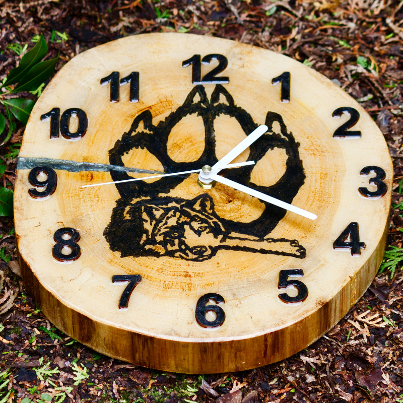 Zegar drewniany Wilk z żywicą epoksydową szarą_photo1