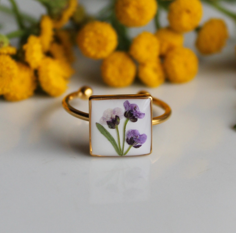 Złoty kwadratowy pierścionek smagliczka fioletowe_photo1