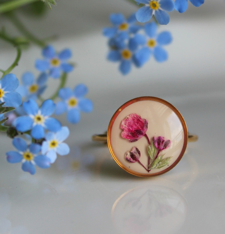 Złoty pierścionek kwiaty oczko żywica z kwiatami_photo1