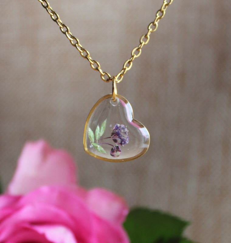 Złoty wisiorek serce z fioletowym kwiatem_photo1