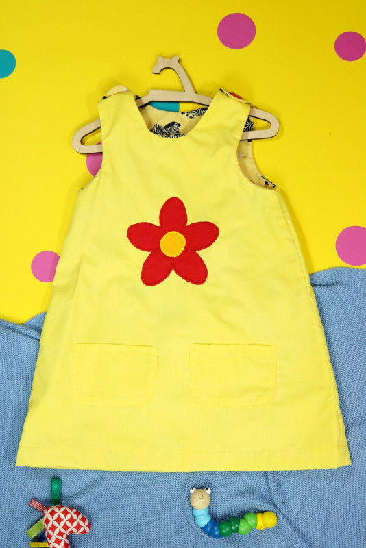 Żółta sukienka dwustronna z kwiatkiem (110 cm)_photo1