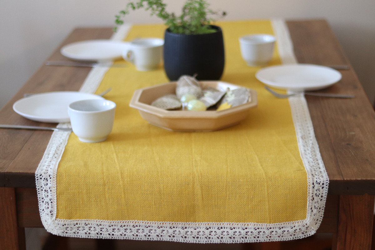 Zółty bieżnik na stół wielkanocny, żółty len dekoracjyny z koronką_photo1